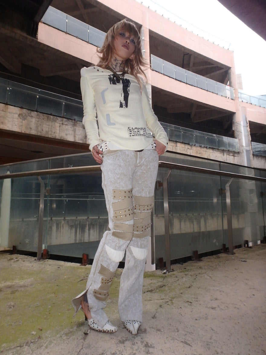 "Unfinished finish"special-shaped rivet broken jeans